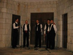 Klapa Lupeži na nastupu ispred nove crkve